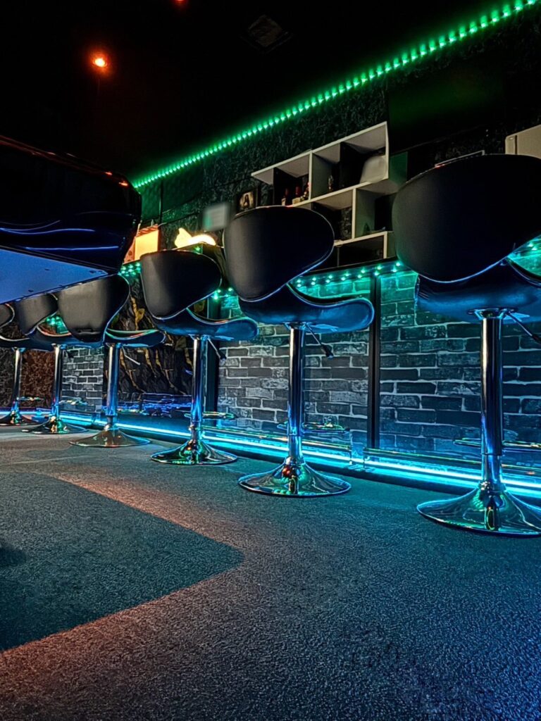 フロア（バースペース）スタイリッシュな店内