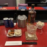 ハイボールを頼んだら、目の前にアイスとボトルが!!!お酒がすすみます