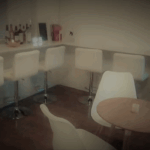 カウンターとテーブルの小さめのフロア