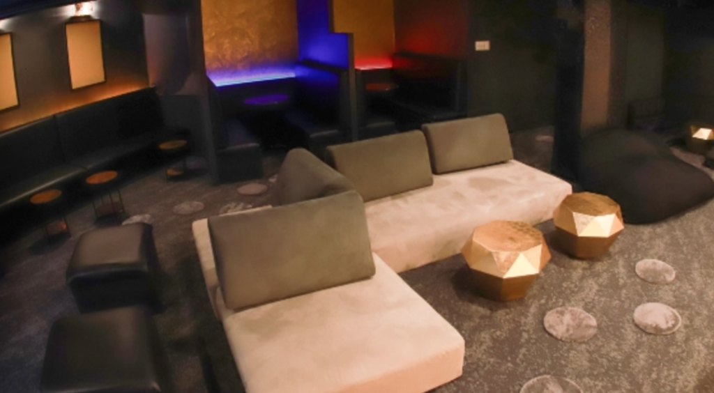 カウンターから後ろを眺めた時に見える景色