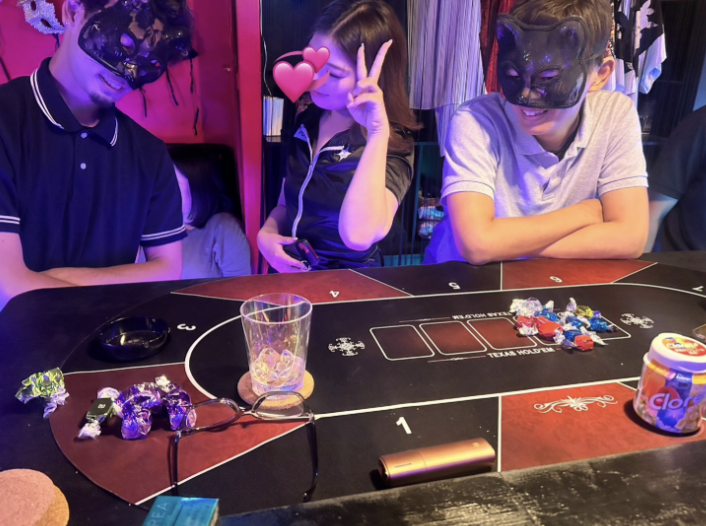 HIDEOUT天（ハイドアウト）カウンターと仮面