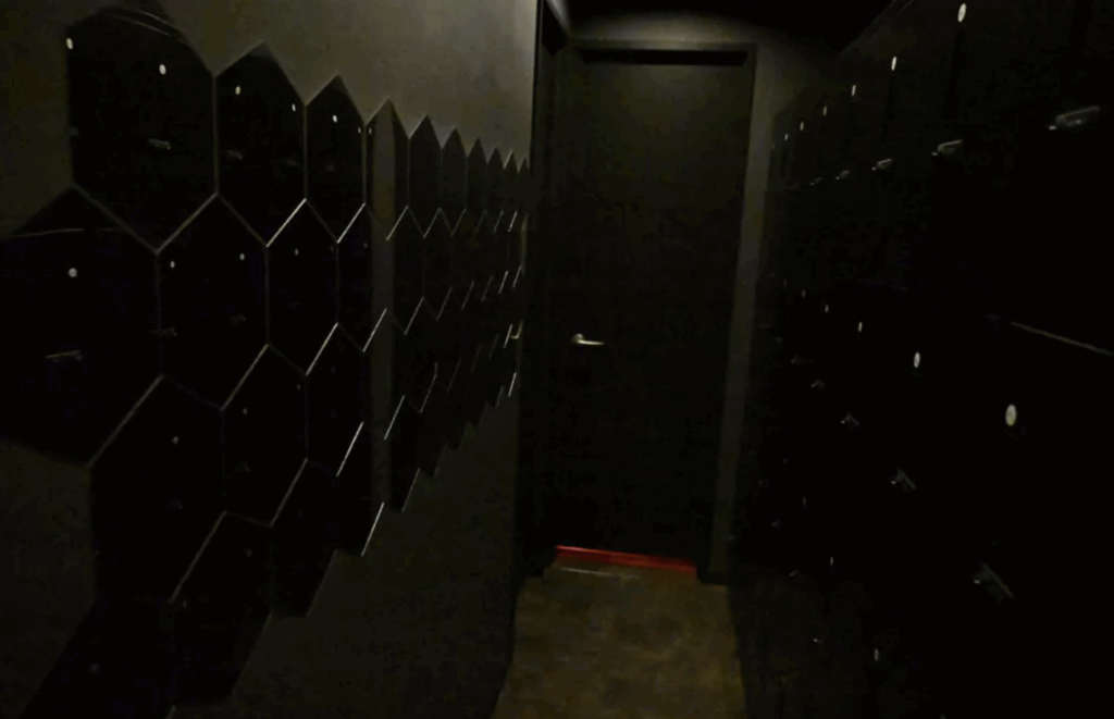 B-DASH（ビーダッシュ）廊下とロッカー