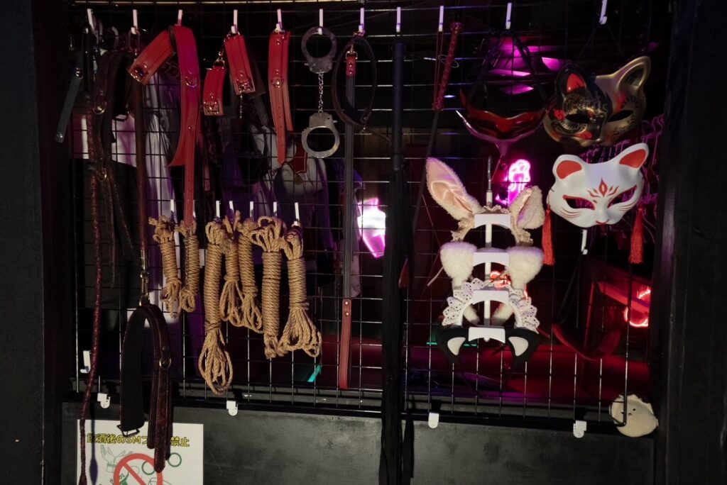 ノンハプバーもぐら新宿店　SMグッズ